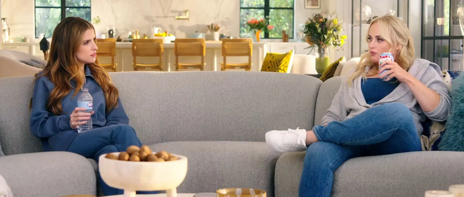 It’s Like When a Stray Cat Meows Back | Anna Kendrick & Rebel Wilson